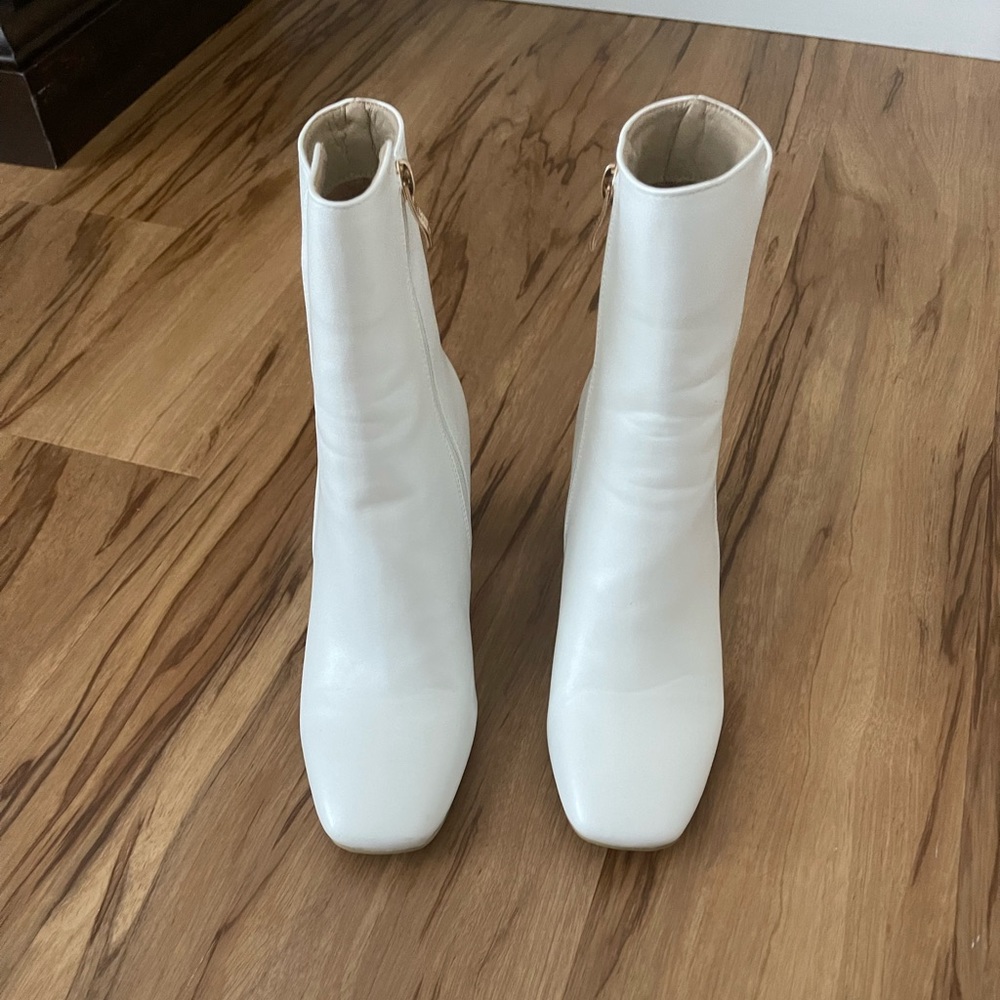 White Daphne boots, worn once, clean